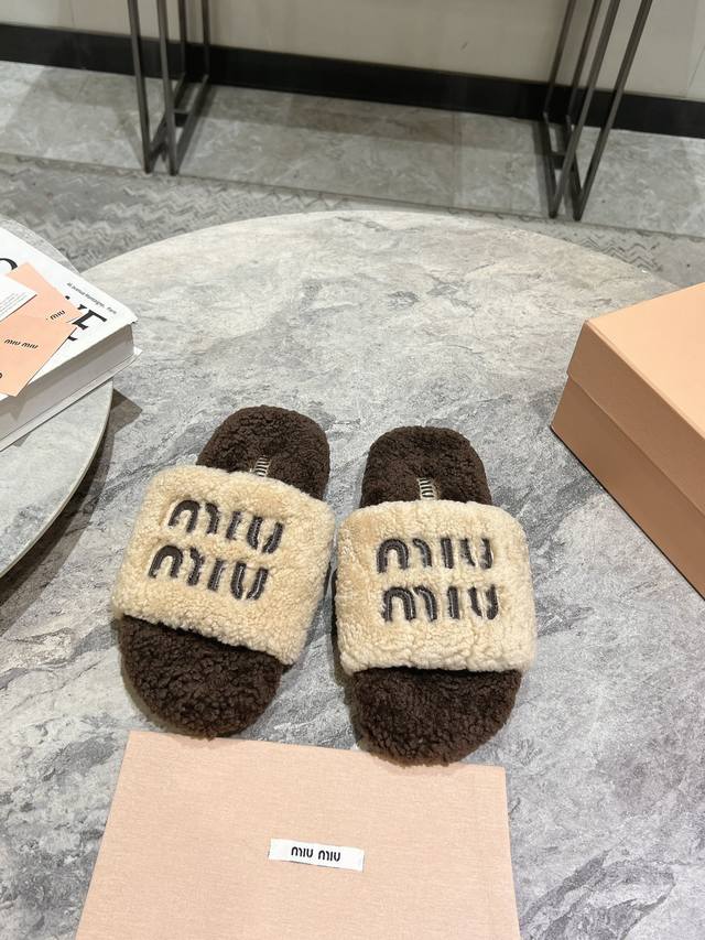 Miu Miu 缪缪24Ss新款刺绣羊毛拖鞋 欧洲进口a级羊毛 与原版一致满鞋全部采用纯羊毛 鞋面和垫脚logo采用混种羊皮 大底与原版一样的tpu材质底片耐磨